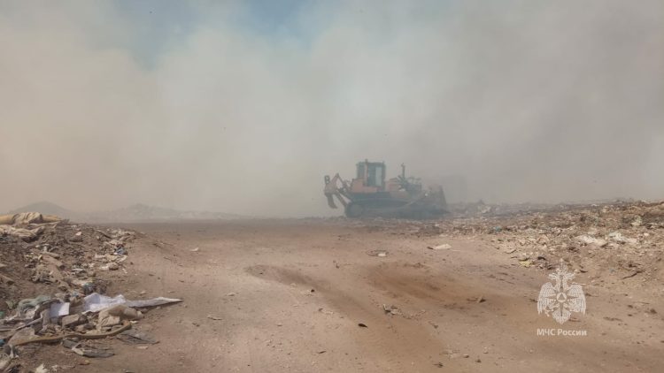 В Альметьевске горит мусорный полигон