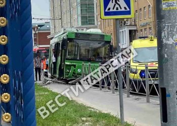 В Казани троллейбус снес ограждение