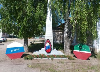 Полицейские разыскивают злоумышленников, раскидавших венки у памятника в Раифе