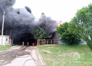 В Елабуге горит цех по производству тортов