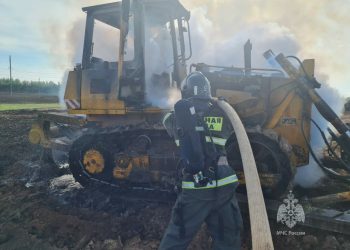 Бульдозер во время работы загорелся в поле в Альметьевском районе
