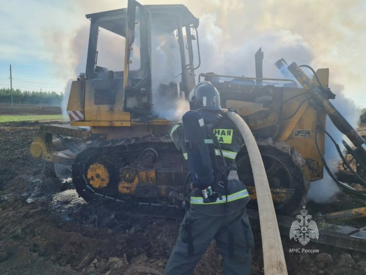 Бульдозер во время работы загорелся в поле в Альметьевском районе