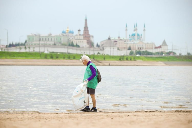 Волонтеры собрали 430 кг мусора на казанском пляже