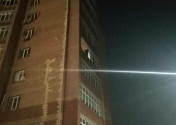 Ночью в Казани сняли с балкона мужчину, который грозился прыгнуть вниз