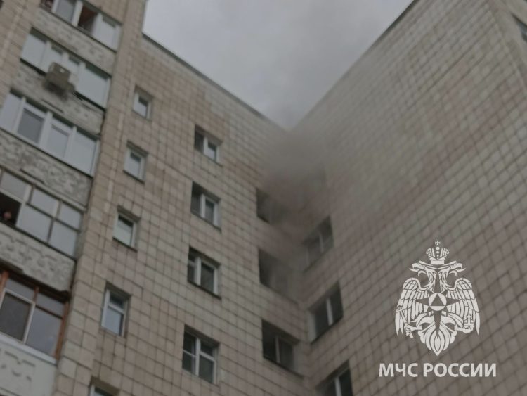 В Казани из-за загоревшегося электрокабеля из многоэтажки эвакуировали 7 человек