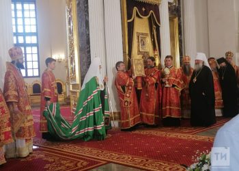 Патриарх Кирилл подарил украшенное золотом Евангелие Казанскому собору