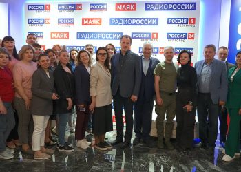 Генеральный директор ВГТРК Олег Добродеев, заместитель генерального директора — руководитель регионального департамента Рифат Сабитов и губернатор Белгородской области Вячеслав Гладков встретились с сотрудниками ГТРК «Белгород»