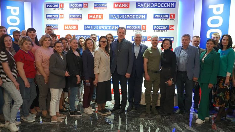 Генеральный директор ВГТРК Олег Добродеев, заместитель генерального директора — руководитель регионального департамента Рифат Сабитов и губернатор Белгородской области Вячеслав Гладков встретились с сотрудниками ГТРК «Белгород»