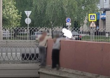 В Челнах подростки разгуливали на опоре десятиметрового моста на Московском проспекте
