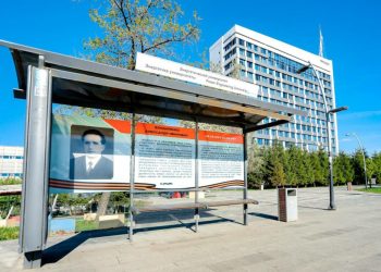 На автобусных остановках Казани появились плакаты в честь героев ВОВ