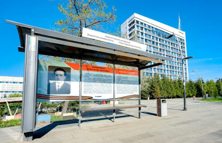 На автобусных остановках Казани появились плакаты в честь героев ВОВ