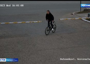 В Альметьевске 17-летний парень забрал деньги у пенсионерки под руководством мошенников