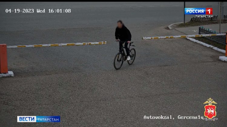 В Альметьевске 17-летний парень забрал деньги у пенсионерки под руководством мошенников