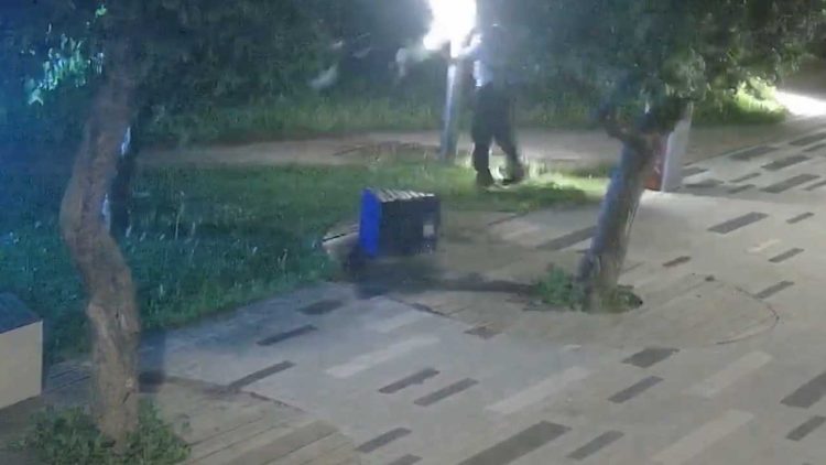 В Казани вандал разбил несколько светильников и стенд на бульваре «Фестивальный»