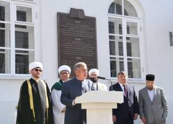 Минниханов принял участие в открытии мемориальной доски в честь первого тиража Корана