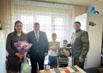 Глава Менделеевска поздравил семью военнослужащего с рождением третьего ребенка