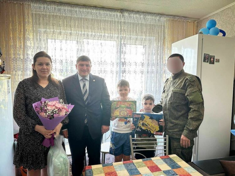 Глава Менделеевска поздравил семью военнослужащего с рождением третьего ребенка