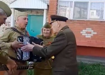 Ветераны и труженики тыла Буинского района исполнили «Катюшу» вместе с артистами