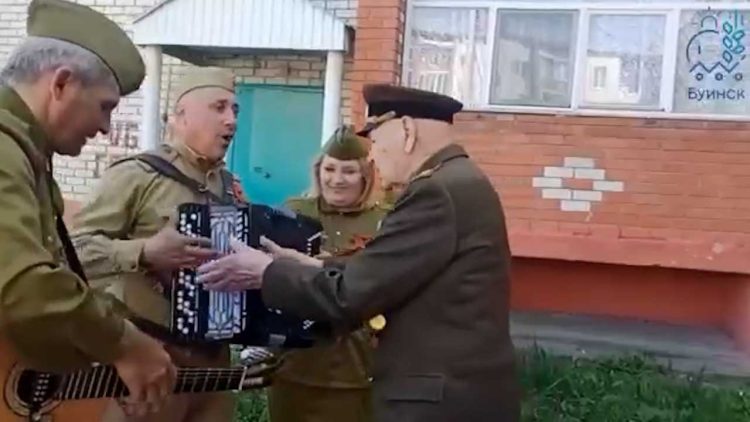 Ветераны и труженики тыла Буинского района исполнили «Катюшу» вместе с артистами