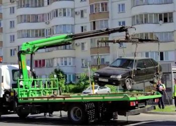 В Казани на улице Глушко начали бороться с несанкционированной стоянкой на автобусной полосе