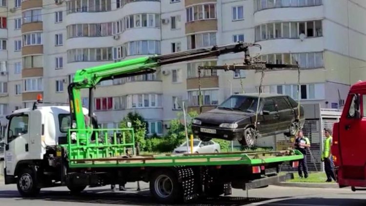 В Казани на улице Глушко начали бороться с несанкционированной стоянкой на автобусной полосе