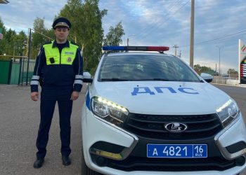 В Татарстане инспектор ДПС помог автоледи с ребенком, у которых лопнуло колесо