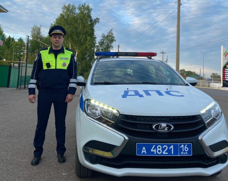 В Татарстане инспектор ДПС помог автоледи с ребенком, у которых лопнуло колесо