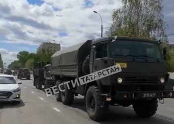 В Казани ветеранов поздравил парад военной техники