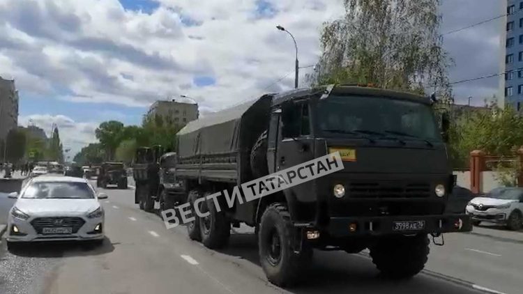 В Казани ветеранов поздравил парад военной техники