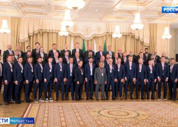 Минниханов наградил коллектив хоккейного клуба «Ак Барс»