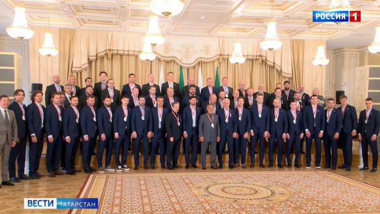 Минниханов наградил коллектив хоккейного клуба «Ак Барс»