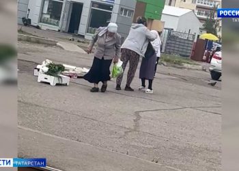 В Нижнекамске продавец местного рынка накинулась на пенсионерку с кулаками