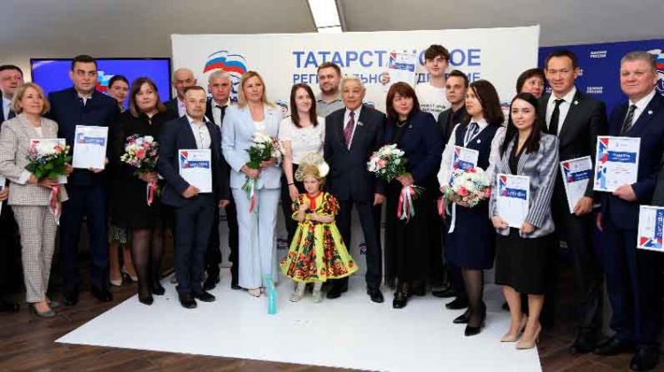 Мухаметшин наградил победителей фотоконкурса по нацпроектам