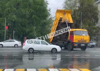 На улице Ершова грузовик сорвал троллейбусные провода