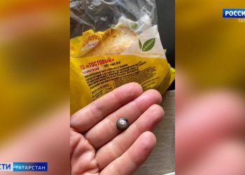 Жительница Казани обнаружила в хлебе металлический предмет