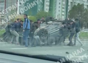 На проспекте Победы в Казани перевернулась машина
