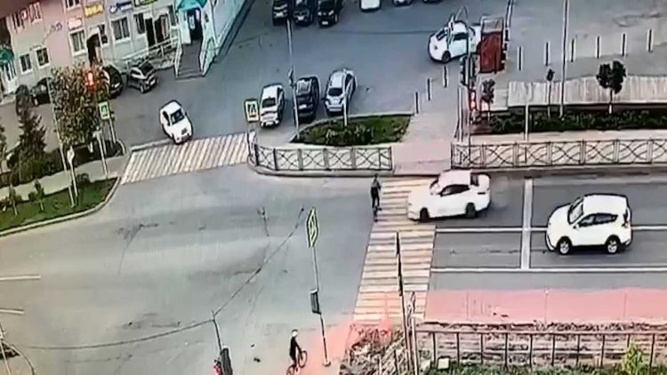 В Кукморе сбили велосипедиста, ехавшего по зебре на красный