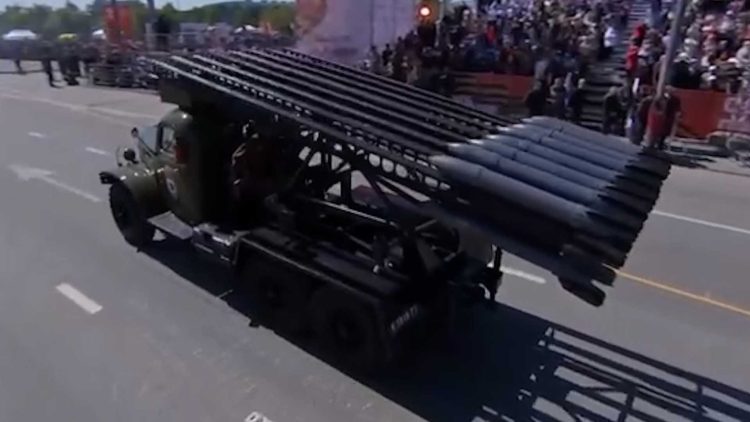 Легендарная «Катюша» проехала на Параде Победы в Казани