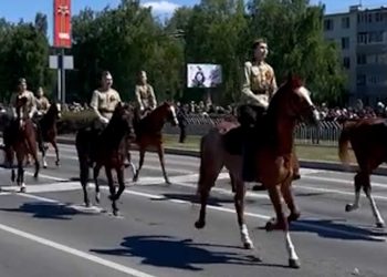 Парад Победы в Челнах украсило шествие конной кавалерии