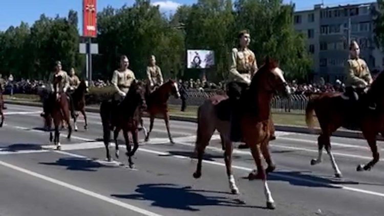 Парад Победы в Челнах украсило шествие конной кавалерии