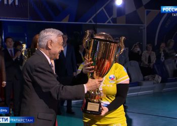 Мухаметшин наградил победителей школьной волейбольной лиги Татарстана