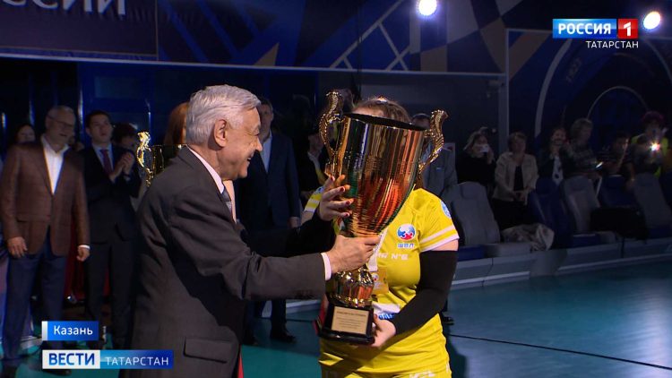 Мухаметшин наградил победителей школьной волейбольной лиги Татарстана
