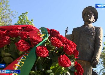 Минниханов принял участие в открытии стелы «Казань — город трудовой доблести»