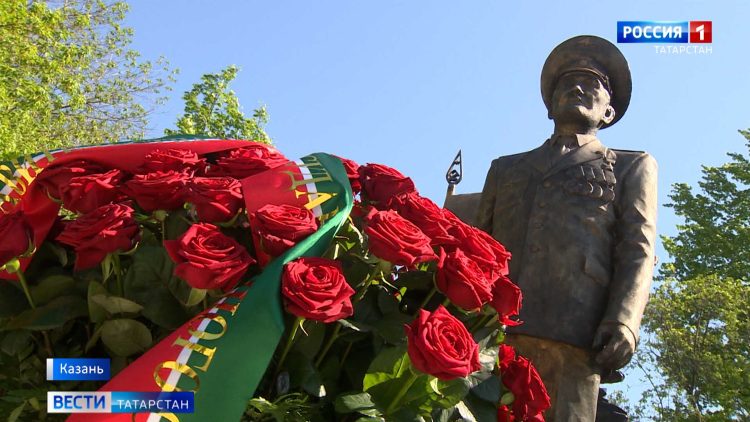 Минниханов принял участие в открытии стелы «Казань — город трудовой доблести»