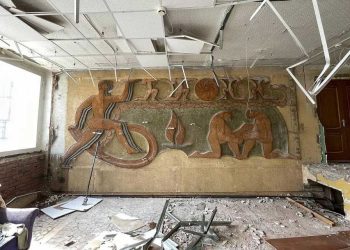 В Нижнекамске во время реставрации спорткомплекса обнаружили фреску советских времен