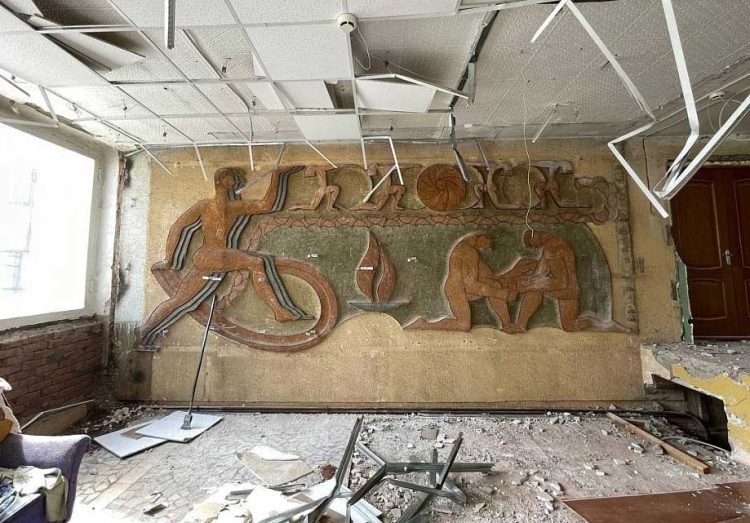 В Нижнекамске во время реставрации спорткомплекса обнаружили фреску советских времен