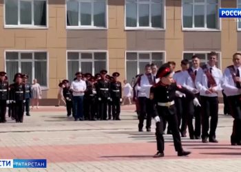 В Нижнекамске на линейке маленький кадет исполнил «лунную походку» Майкла Джексона