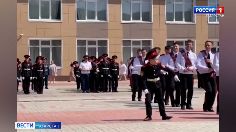 В Нижнекамске на линейке маленький кадет исполнил «лунную походку» Майкла Джексона