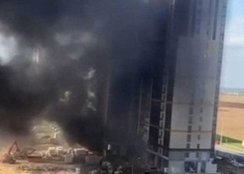 В Челнах загорелся 19-этажный строящийся дом