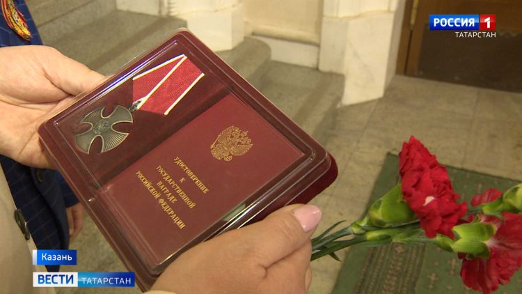 Достойный пример: Минниханов вручил Героям СВО ордена и медали